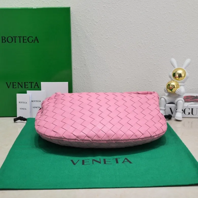 Batch 1460BV Bottega Veneta 2022 Early Spring New Ladies Medium JODIE Handbag BV Bag 🔥The new method is to round the corners on the original basis and knot the round hobo bag with classic woven leather. The most iconic triangular pull-out design, using sheepskin draped soft shape, is super suitable for concave shapes~ Jodie feels really gentle to people, and is definitely the best item for daily matching. It has the same weave, new elements and twists, and is versatile. It is the new favorite of street style Internet celebrities! Size: 36*21*13 Model: 6697